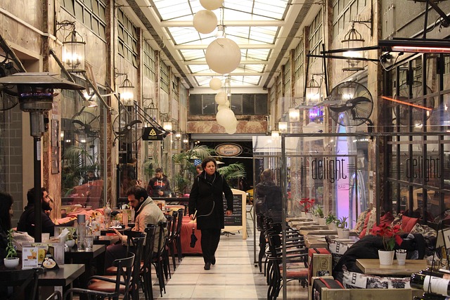 klantenservice medewerker helpt client persoonlijke begeleiding